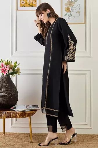 Women Ethnic Motifs Embroidered Kurta with Trousers