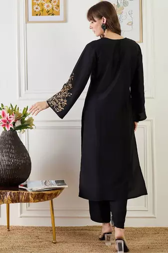 Women Ethnic Motifs Embroidered Kurta with Trousers