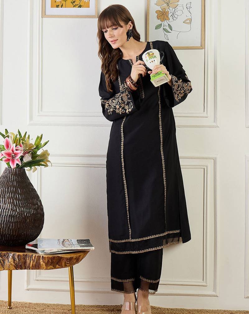 Women Ethnic Motifs Embroidered Kurta with Trousers