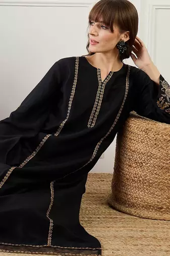 Women Ethnic Motifs Embroidered Kurta with Trousers