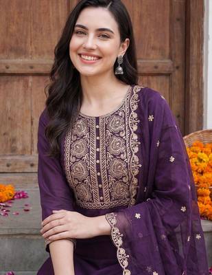 Women Floral Embroidered Thread Work Kurta with Trousers & With Dupatta 2