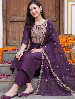 Women Floral Embroidered Thread Work Kurta with Trousers & With Dupatta 1