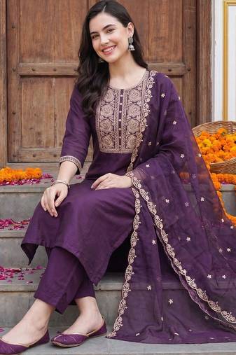 Women Floral Embroidered Thread Work Kurta with Trousers & With Dupatta