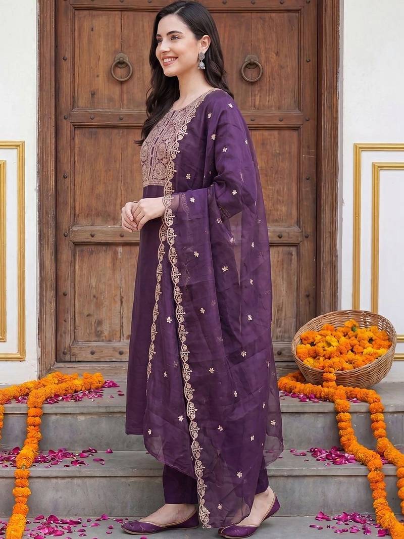 Women Floral Embroidered Thread Work Kurta with Trousers & With Dupatta