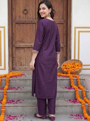 Women Floral Embroidered Thread Work Kurta with Trousers & With Dupatta 4
