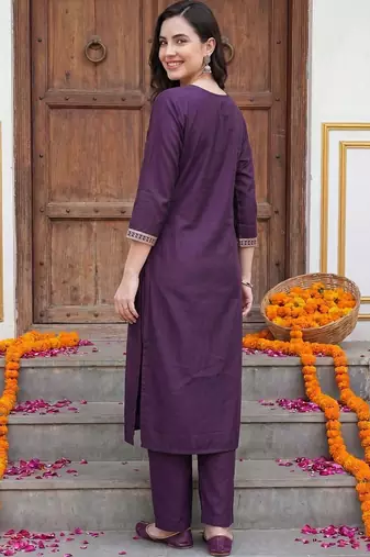 Women Floral Embroidered Thread Work Kurta with Trousers & With Dupatta
