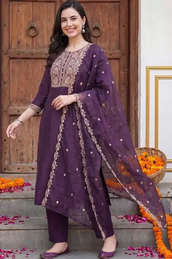 Women Floral Embroidered Thread Work Kurta with Trousers & With Dupatta