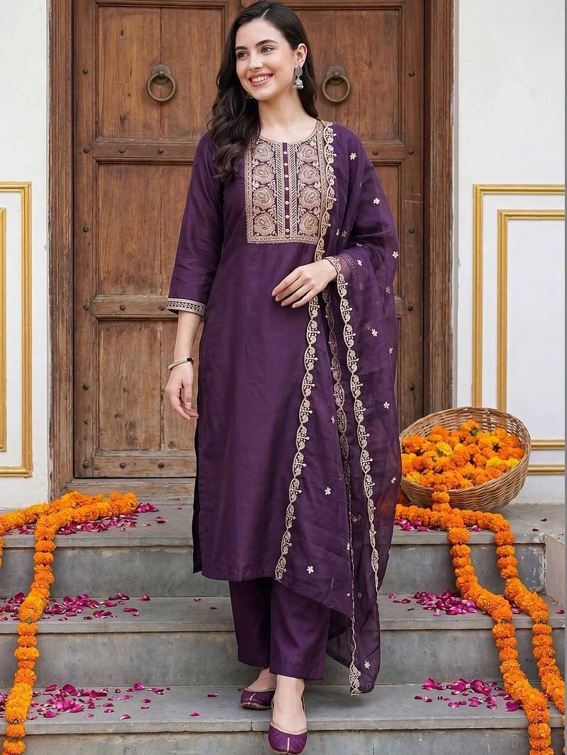 Women Floral Embroidered Thread Work Kurta with Trousers & With Dupatta