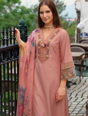 Women Floral Embroidered Thread Work Kurta with Trousers & With Dupatta 2