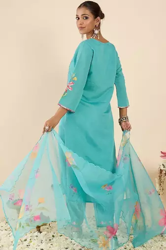 Women Floral Embroidered Thread Work Kurta with Trousers & With Dupatta