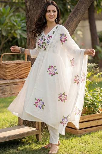 Women Floral Printed Empire Cotton Kurta with Trousers & With Dupatta