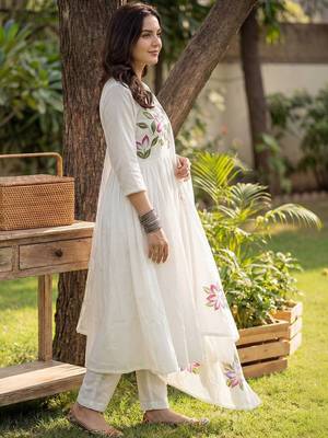 Women Floral Printed Empire Cotton Kurta with Trousers & With Dupatta 2