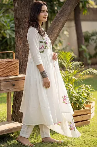 Women Floral Printed Empire Cotton Kurta with Trousers & With Dupatta