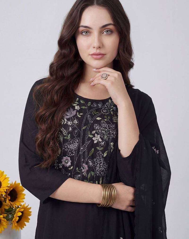 Women Floral Embroidered Thread Work Kurta with Trousers & With Dupatta