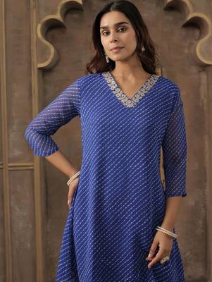 Women Ethnic Motifs Printed Thread Work Kurta with Trousers 2