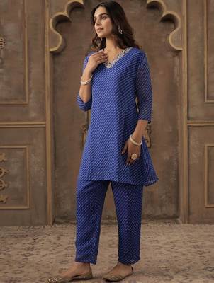 Women Ethnic Motifs Printed Thread Work Kurta with Trousers 4