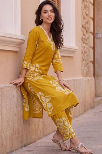 Women Floral Printed Cotton Kurta with Trousers