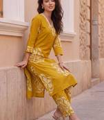 Women Floral Printed Cotton Kurta with Trousers