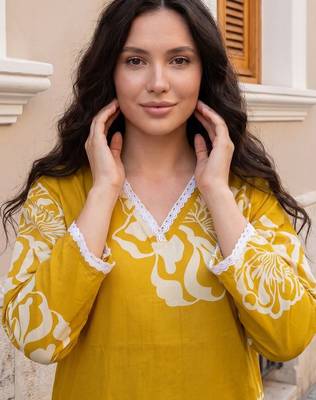 Women Floral Printed Cotton Kurta with Trousers 2