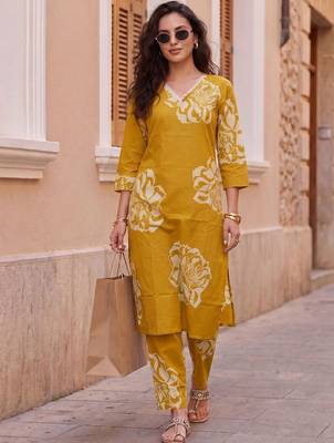 Women Floral Printed Cotton Kurta with Trousers 3