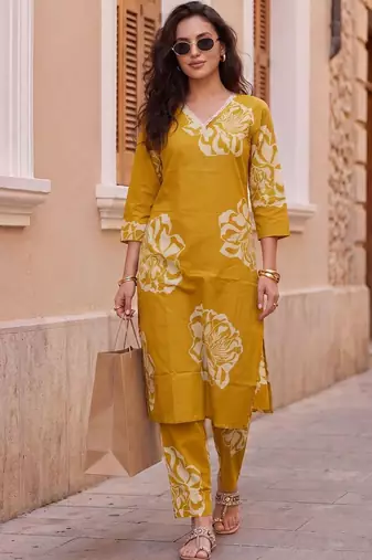 Women Floral Printed Cotton Kurta with Trousers