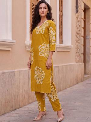 Women Floral Printed Cotton Kurta with Trousers 5