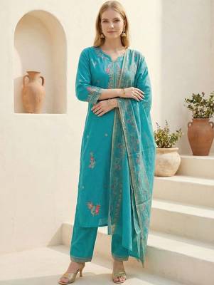 Women Floral Embroidered Thread Work Kurta with Trousers & With Dupatta 1