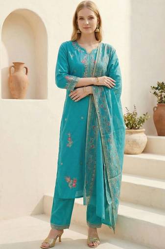 Women Floral Embroidered Thread Work Kurta with Trousers & With Dupatta