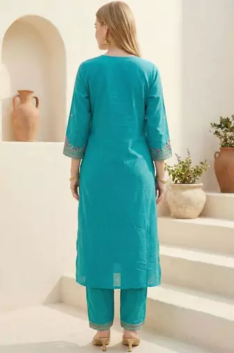 Women Floral Embroidered Thread Work Kurta with Trousers & With Dupatta