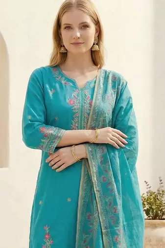 Women Floral Embroidered Thread Work Kurta with Trousers & With Dupatta