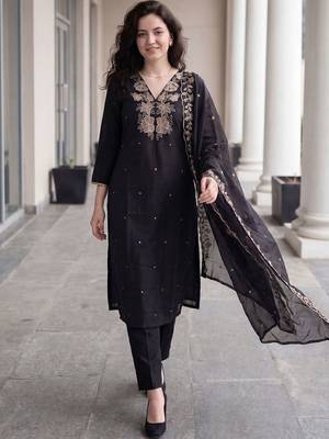 Women Floral Embroidered Thread Work Kurta with Trousers & With Dupatta 1