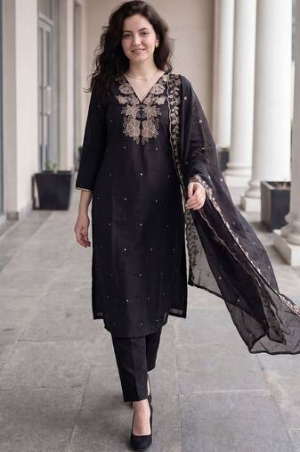 Women Floral Embroidered Thread Work Kurta with Trousers & With Dupatta
