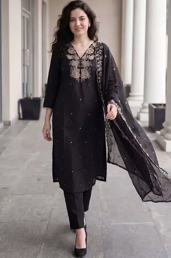 Women Floral Embroidered Thread Work Kurta with Trousers & With Dupatta