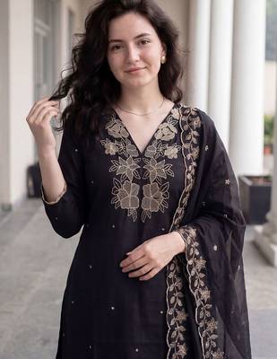 Women Floral Embroidered Thread Work Kurta with Trousers & With Dupatta 2