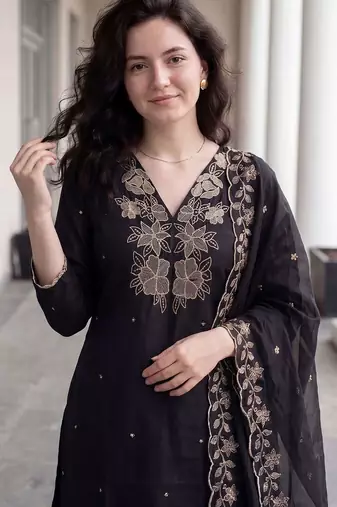Women Floral Embroidered Thread Work Kurta with Trousers & With Dupatta