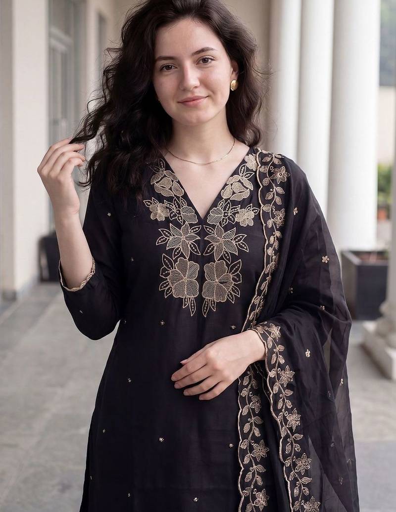 Women Floral Embroidered Thread Work Kurta with Trousers & With Dupatta