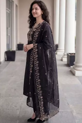 Women Floral Embroidered Thread Work Kurta with Trousers & With Dupatta