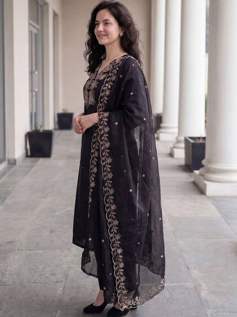 Women Floral Embroidered Thread Work Kurta with Trousers & With Dupatta