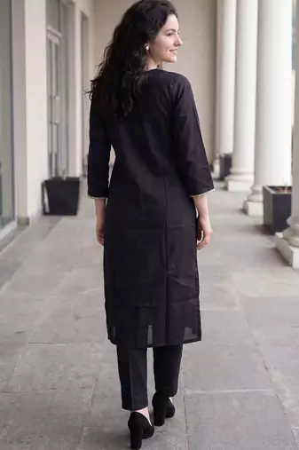 Women Floral Embroidered Thread Work Kurta with Trousers & With Dupatta