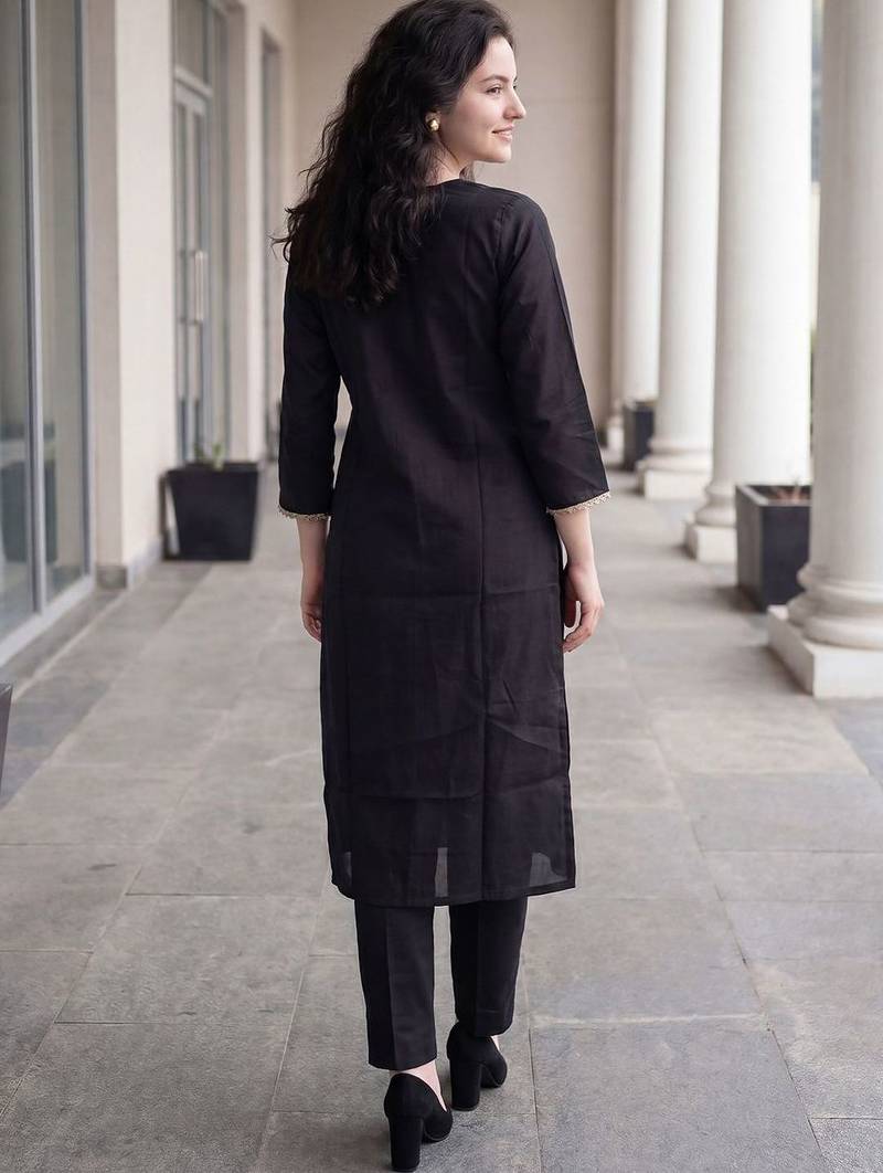 Women Floral Embroidered Thread Work Kurta with Trousers & With Dupatta