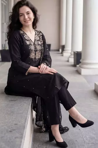 Women Floral Embroidered Thread Work Kurta with Trousers & With Dupatta