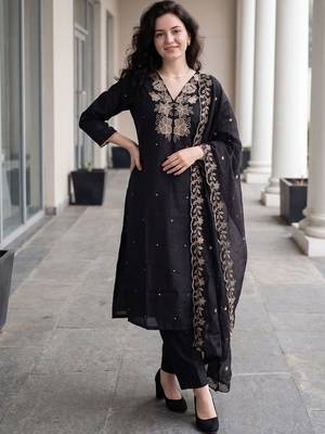 Women Floral Embroidered Thread Work Kurta with Trousers & With Dupatta 6