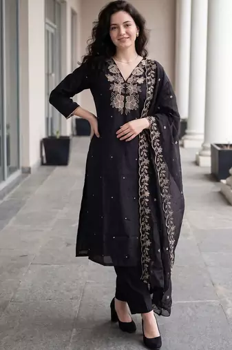 Women Floral Embroidered Thread Work Kurta with Trousers & With Dupatta