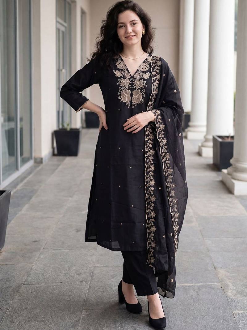 Women Floral Embroidered Thread Work Kurta with Trousers & With Dupatta