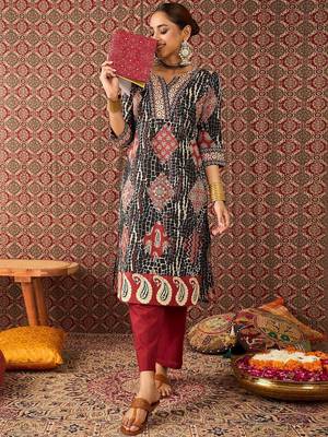 Women Ethnic Motifs Printed Cotton Kurta with Trousers 1
