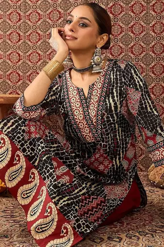 Women Ethnic Motifs Printed Cotton Kurta with Trousers