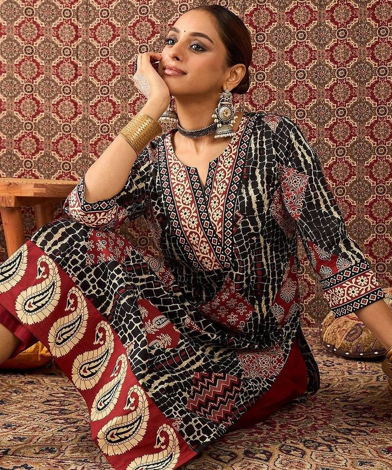 Women Ethnic Motifs Printed Cotton Kurta with Trousers