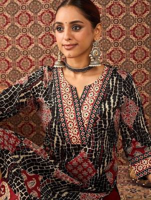 Women Ethnic Motifs Printed Cotton Kurta with Trousers 3