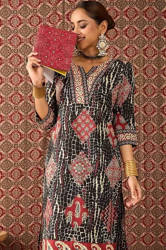 Women Ethnic Motifs Printed Cotton Kurta with Trousers