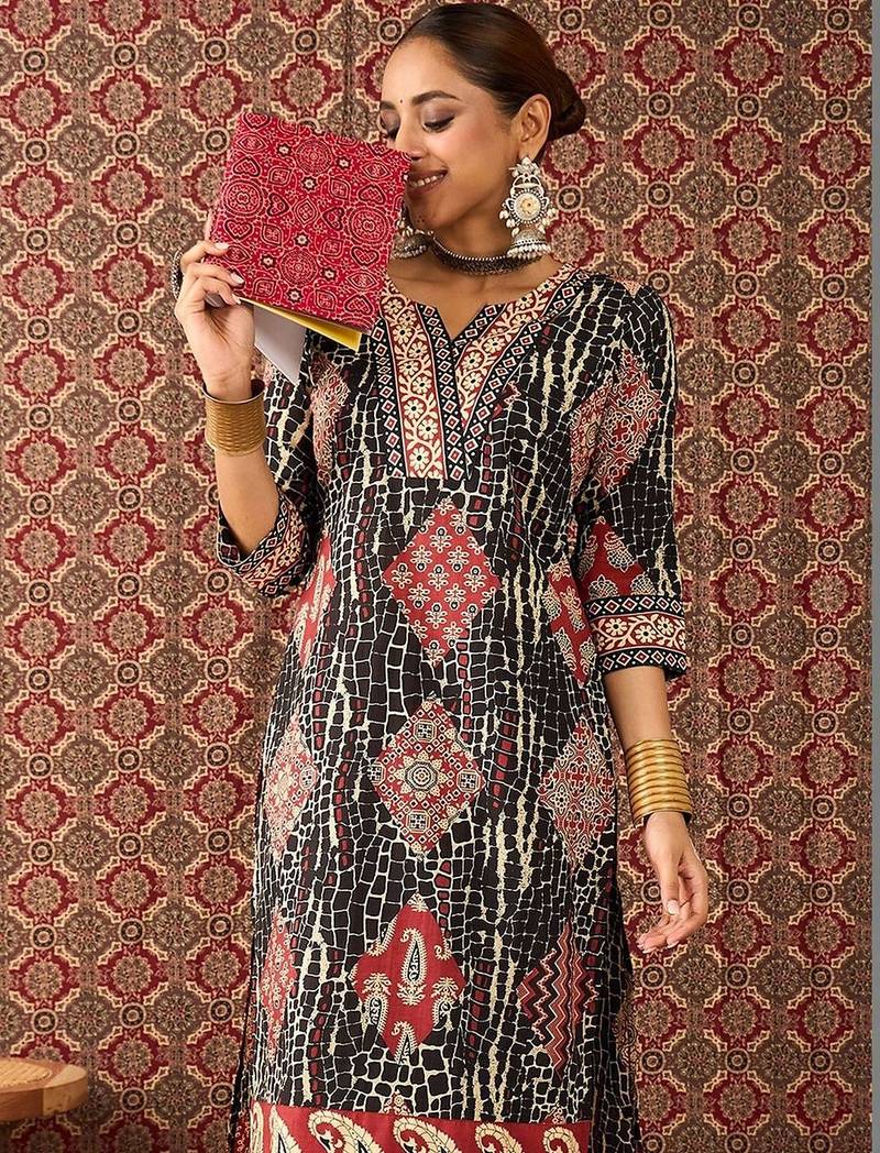 Women Ethnic Motifs Printed Cotton Kurta with Trousers